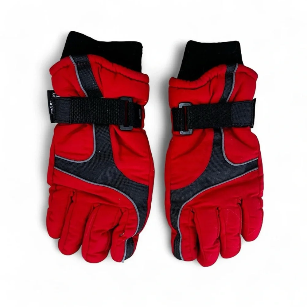 Red ski gloves with warm Thinsulate insulation